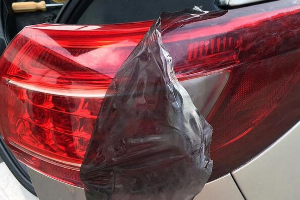 Come rimuovere la pellicola colorata dai fari dell’auto?