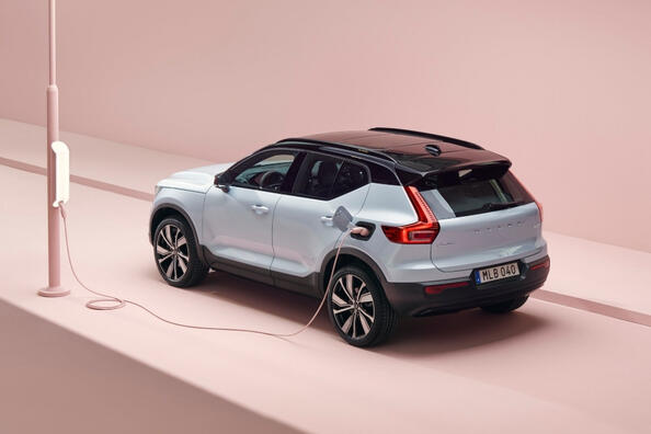 Crossover elettrico a trazione integrale Volvo XC40 Recharge Foto 1