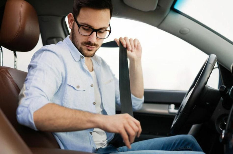 Come utilizzare correttamente le cinture di sicurezza
