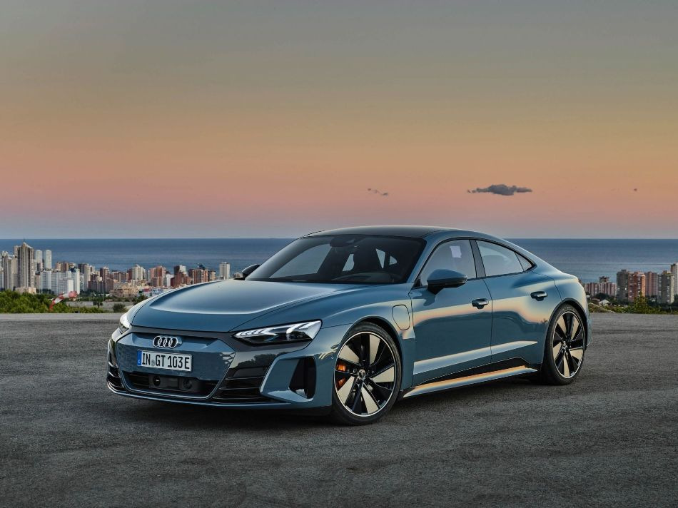Recensione della berlina sportiva elettrica Audi e-tron GT quattro