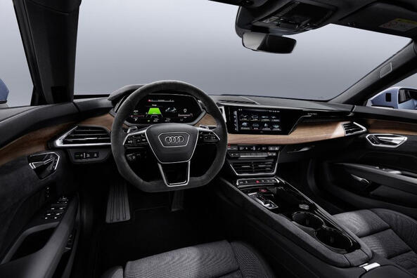 Recensione della berlina sportiva elettrica Audi e-tron GT quattro Foto 5