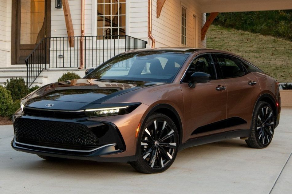 Recensione della berlina Toyota Crown Cross
