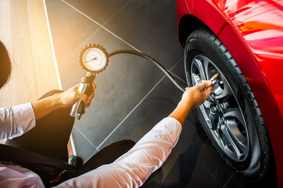Perché dovresti controllare regolarmente la pressione dei pneumatici della tua auto?