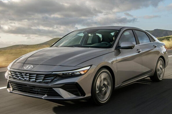 Panoramica del modello aggiornato della settima generazione Hyundai Elantra Foto 2