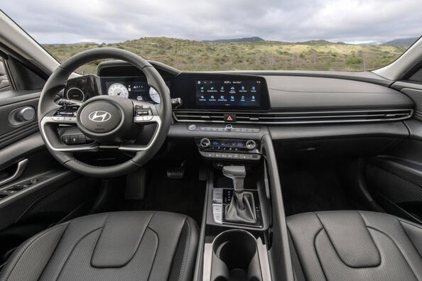 Panoramica del modello aggiornato della settima generazione Hyundai Elantra Foto 5