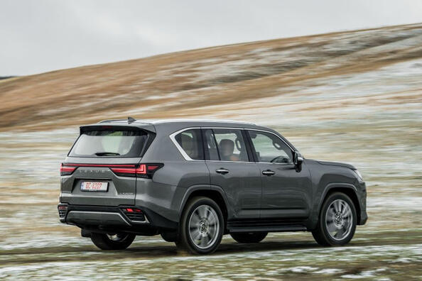 Panoramica del SUV Lexus LX della quarta incarnazione Foto 4