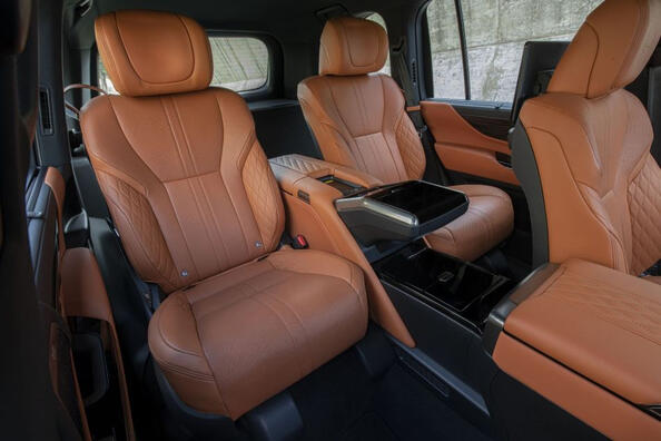 Panoramica del SUV Lexus LX della quarta incarnazione Foto 7