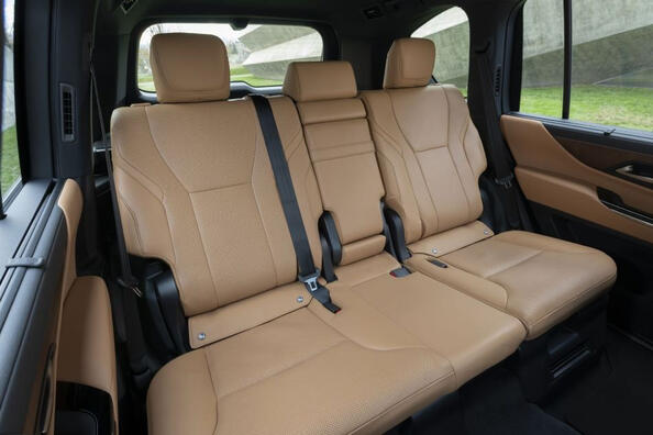 Panoramica del SUV Lexus LX della quarta incarnazione Foto 8