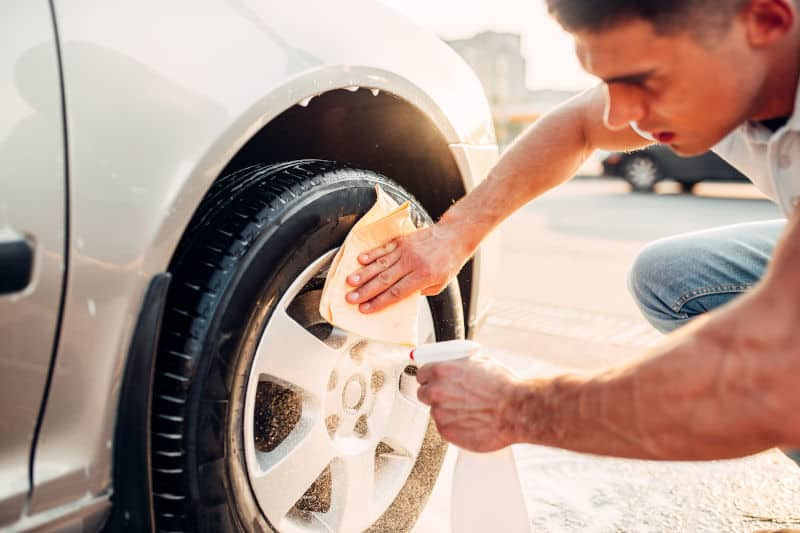 Come pulire i cerchi in lega dell’auto dall’ossidazione