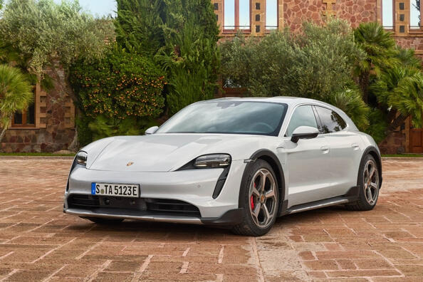 Porsche Taycan Cross Turismo: un’auto sportiva elettrica universale Foto 4