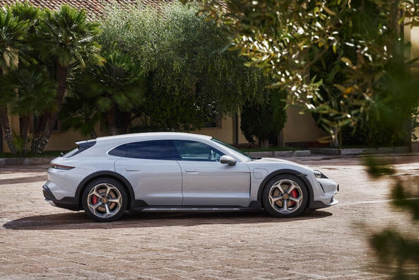 Porsche Taycan Cross Turismo: un’auto sportiva elettrica universale Foto 3