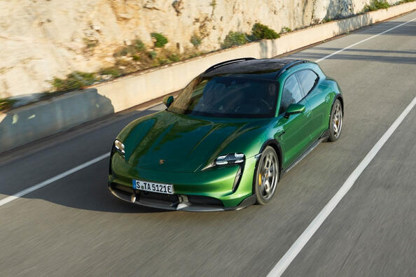 Porsche Taycan Cross Turismo: un’auto sportiva elettrica universale Foto 1