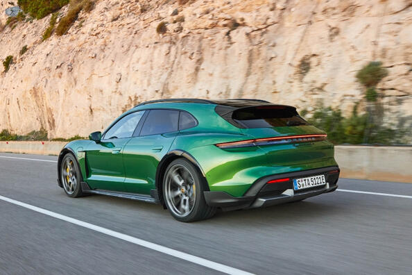 Porsche Taycan Cross Turismo: un’auto sportiva elettrica universale Foto 2