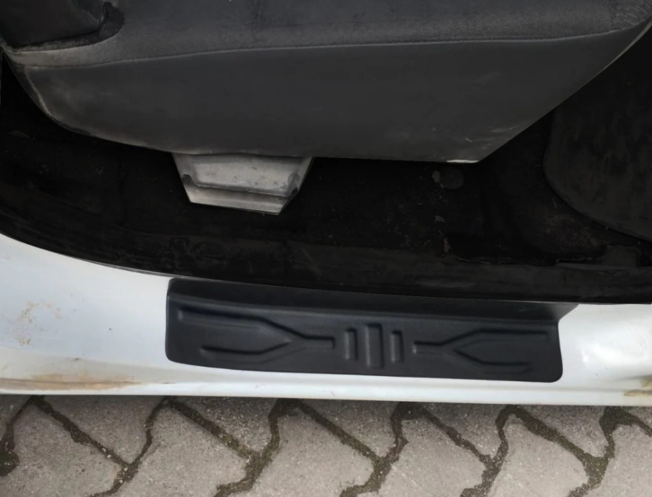 Come installare correttamente i rivestimenti in plastica sulle soglie delle auto