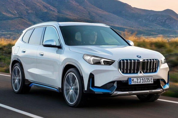 Panoramica del crossover elettrico compatto BMW iX1