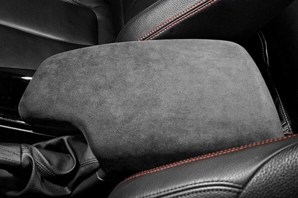 Come tirare il bracciolo all’interno dell’auto?
