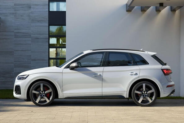 Revisione del crossover sportivo aggiornato Audi SQ5 Foto 3