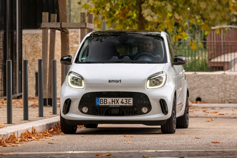 Revisione della berlina elettrica Smart EQ forfour aggiornata