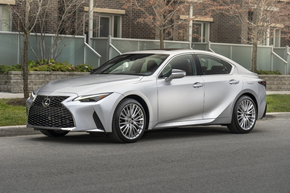 Revisione della berlina aggiornata Lexus IS