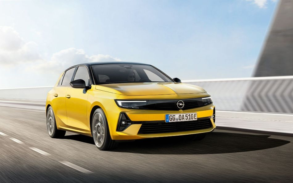 Panoramica della berlina compatta Opel Astra di sesta generazione