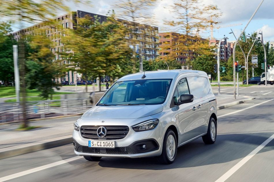 Panoramica del furgone urbano compatto Mercedes-Benz Citan Furgon