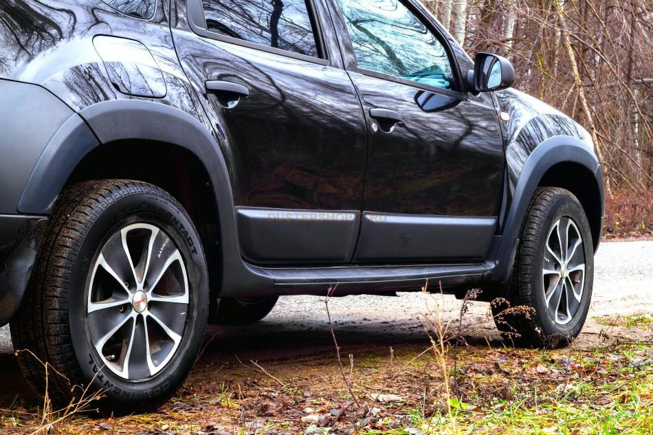 Qual è il modo migliore per incollare la modanatura sull’auto?