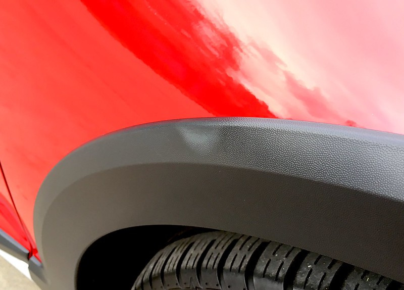 Cura della carrozzeria: come far brillare la plastica nera