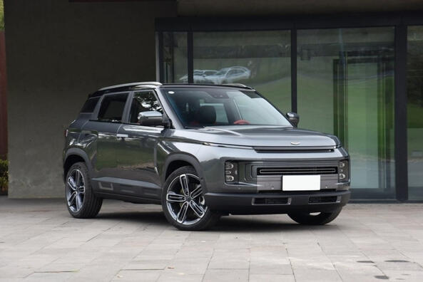 Geely ICON: crossover ibrido stiloso e tecnologico