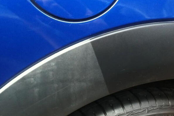 Cosa si può usare per annerire la plastica nera di un’auto?