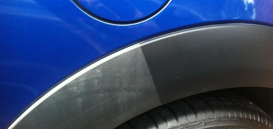 Cosa si può usare per annerire la plastica nera di un’auto?