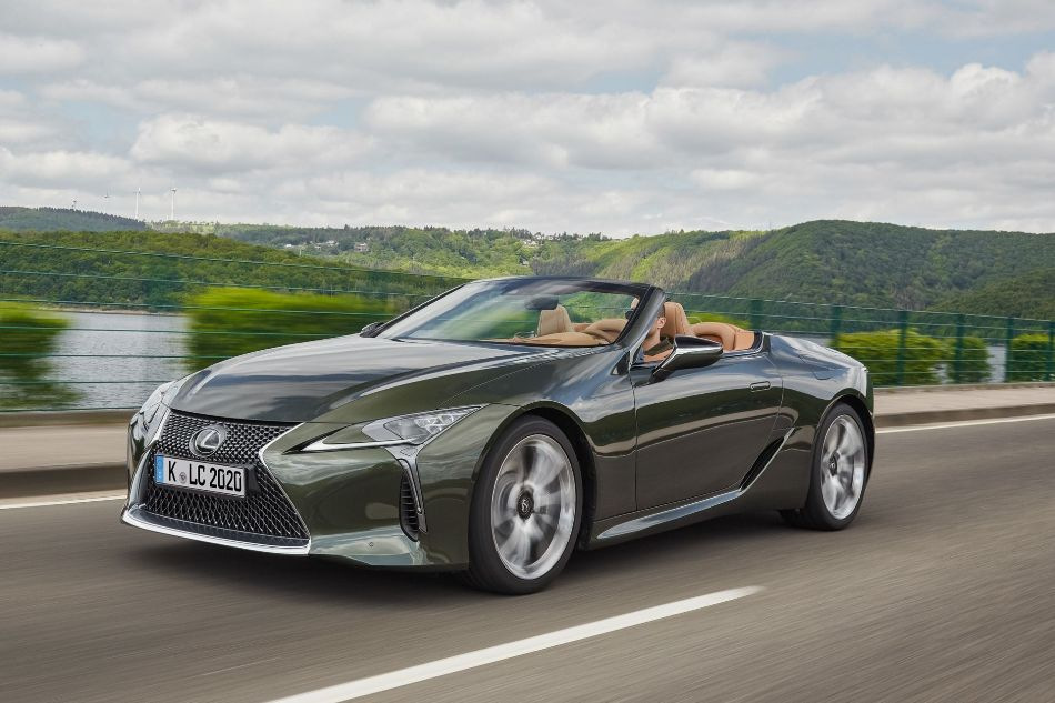 Lexus LC 500 Convertible: lusso e guida all’aria aperta