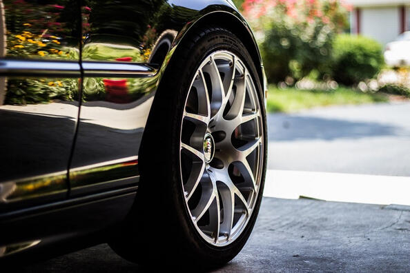 Come ripristinare la brillantezza dei cerchi in lega dell’auto?