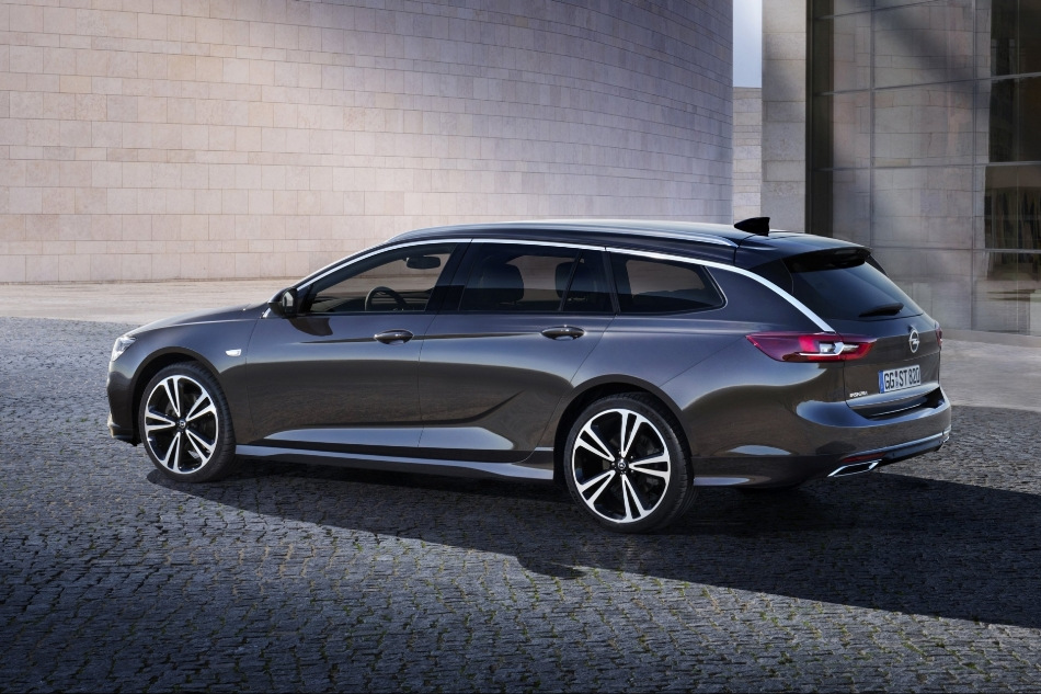 Opel Insignia Sports Tourer: recensione e caratteristiche della station wagon aggiornata