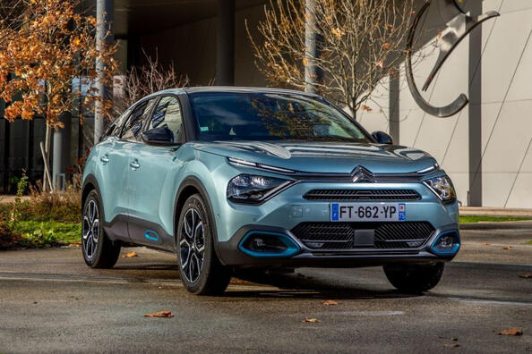 Recensione della berlina cross elettrica Citroen e-C4