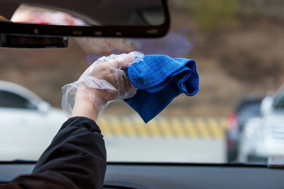 Come rimuovere gli aloni dal vetro dell’auto: consigli e trucchetti