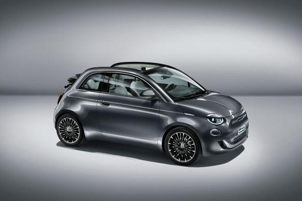 Fiat 500e Cabrio: elegante cabriolet elettrica per la città