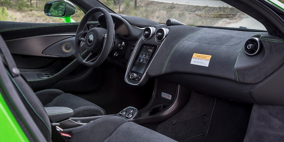 Alcantara o ecopelle: cosa scegliere per gli interni dell’auto?