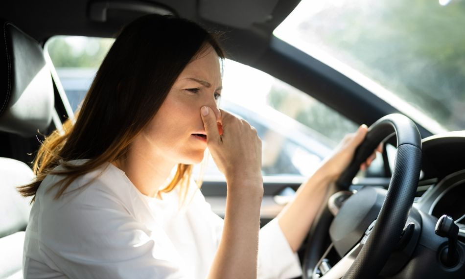 Come neutralizzare efficacemente l’odore sgradevole all’interno dell’auto?
