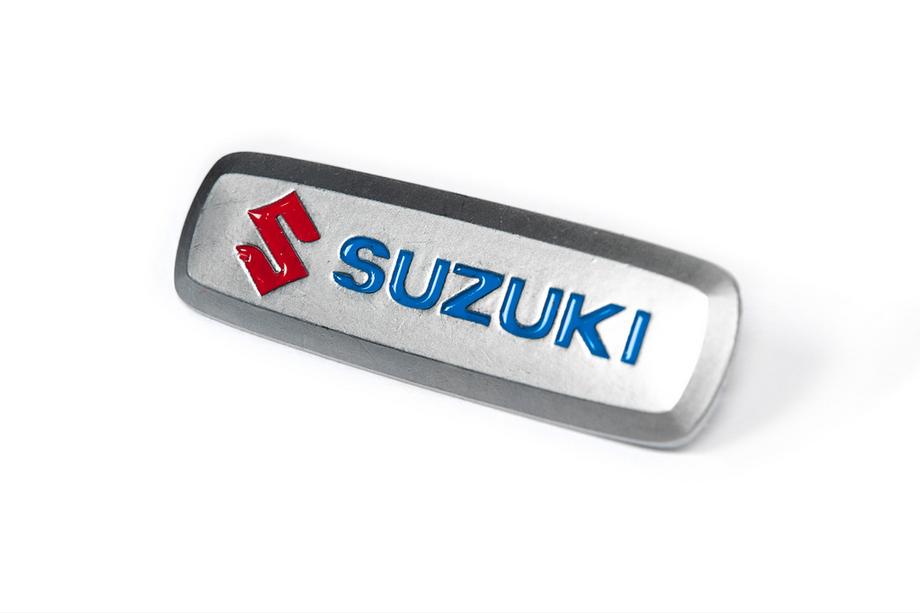 Suzuki Badge in alluminio per tappetini auto (1 pz) Foto 2