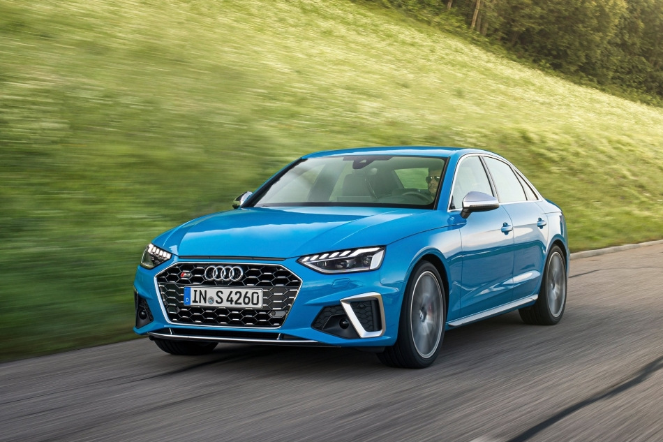 Revisione della berlina sportiva Audi S4 di quinta generazione