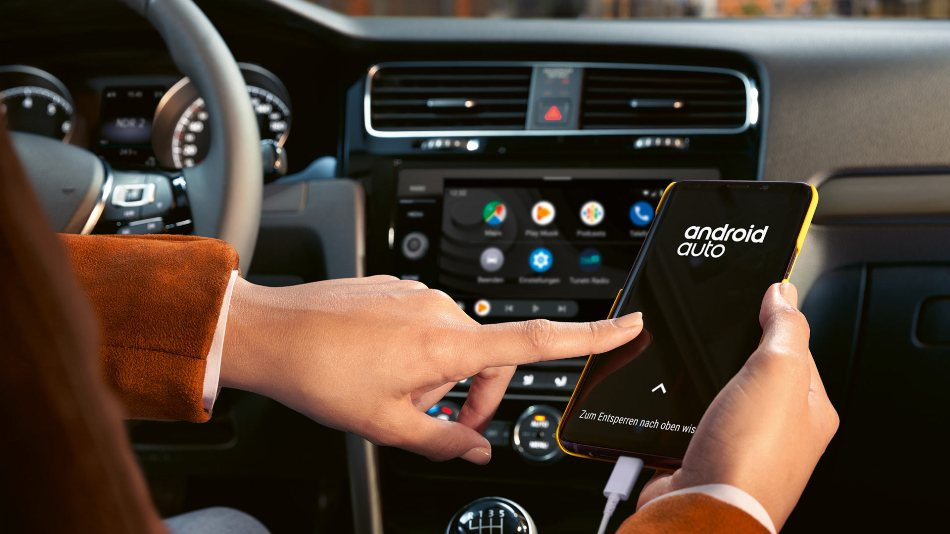 Metodi moderni per collegare uno smartphone a un’auto