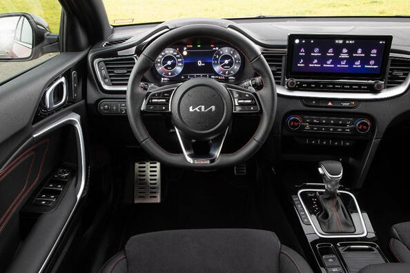 Revisione della station wagon «carica» aggiornata KIA ProCeed GT Foto 5