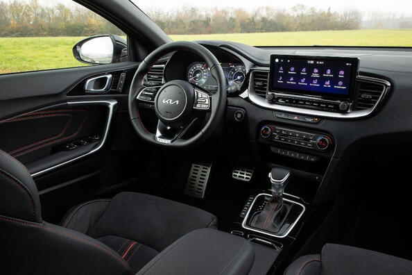 Revisione della station wagon «carica» aggiornata KIA ProCeed GT Foto 6