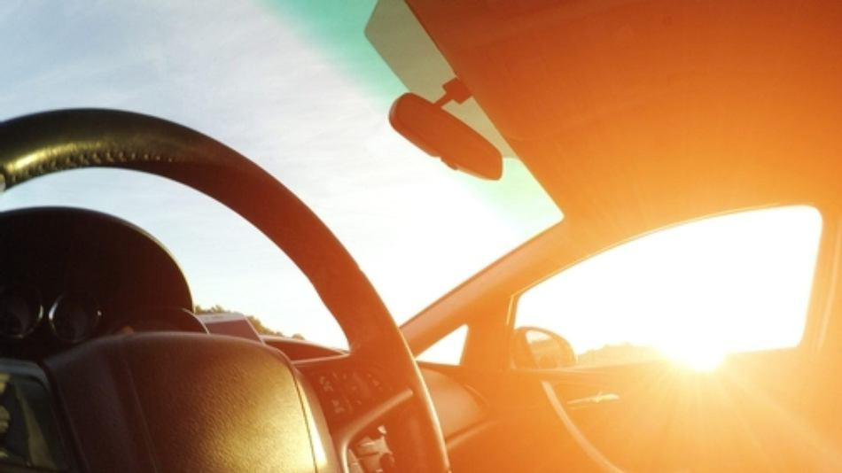 Come rinfrescare l’interno di un’auto quando fa caldo?