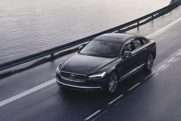 Revisione della berlina premium Volvo S90 aggiornata Foto 2