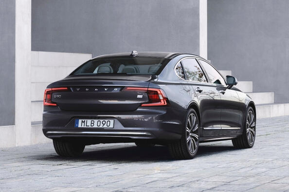 Revisione della berlina premium Volvo S90 aggiornata Foto 4