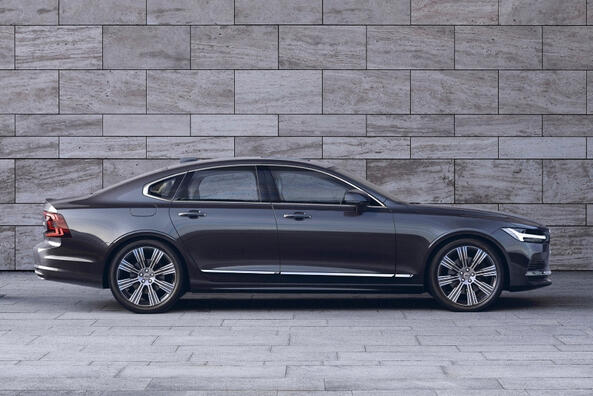 Revisione della berlina premium Volvo S90 aggiornata Foto 3
