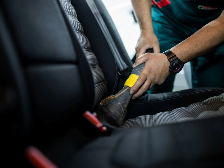 Qual è la differenza tra il lavaggio a secco degli interni auto e quello abituale?