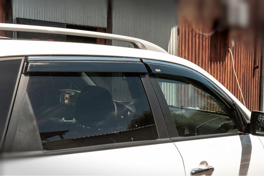 Kia Sorento II XM 2009-2014 Deflettori finestrini con profilo cromato (4 pz, Niken) Foto 2