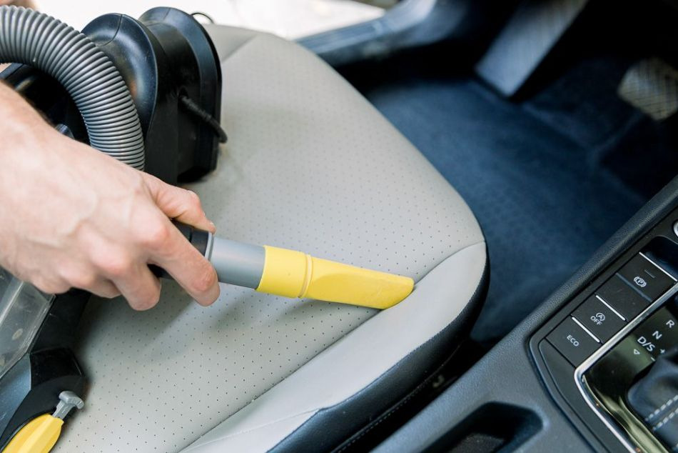 Come pulire i punti difficili da raggiungere in macchina?